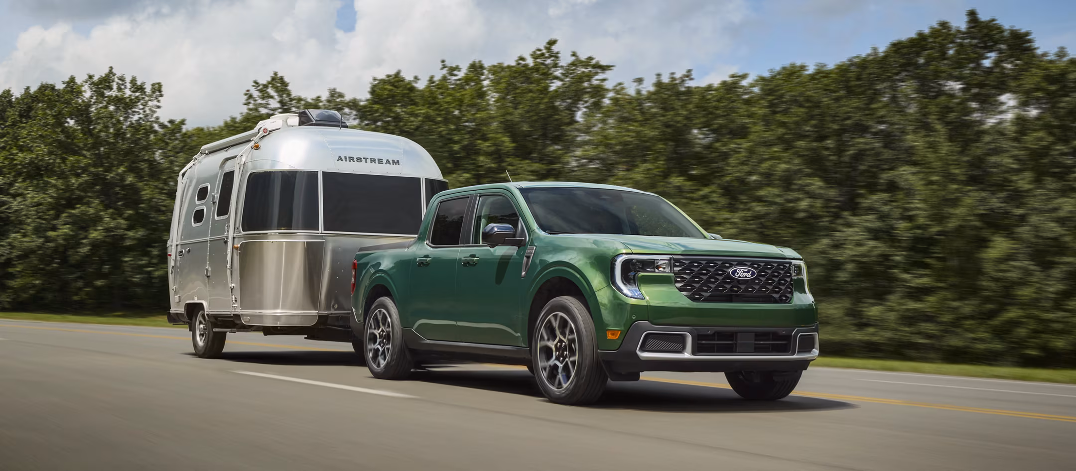 Pickup Ford Maverick Motor de gasolina disponible ofrece 238 HP y 275 lb-ft de torsión. Es ideal para esos momentos que necesitas remolcar una carga pesada